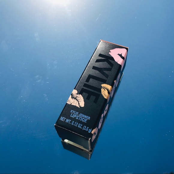 NOVA Kylie Cosmetics Matte Lipstick - Picture 5 of 10